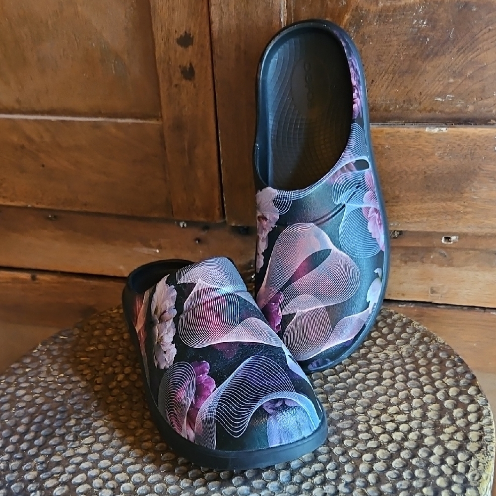Women's OOFOS Floral Slip-On Clog in Black and Purple W SIZE 7 MENS SIZE 5
